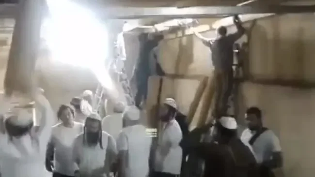 הקמת סוכה ענקית תוך דקות&nbsp;בקבר יוסף