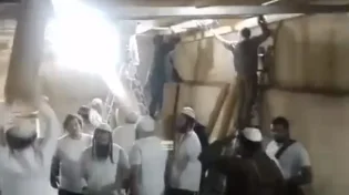 הקמת סוכה ענקית תוך דקות&nbsp;בקבר יוסף