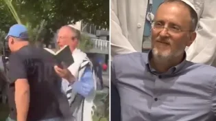 צפו: פעיל שמאל "מתנגש" בכוונה באב השכול באמצע תפילה