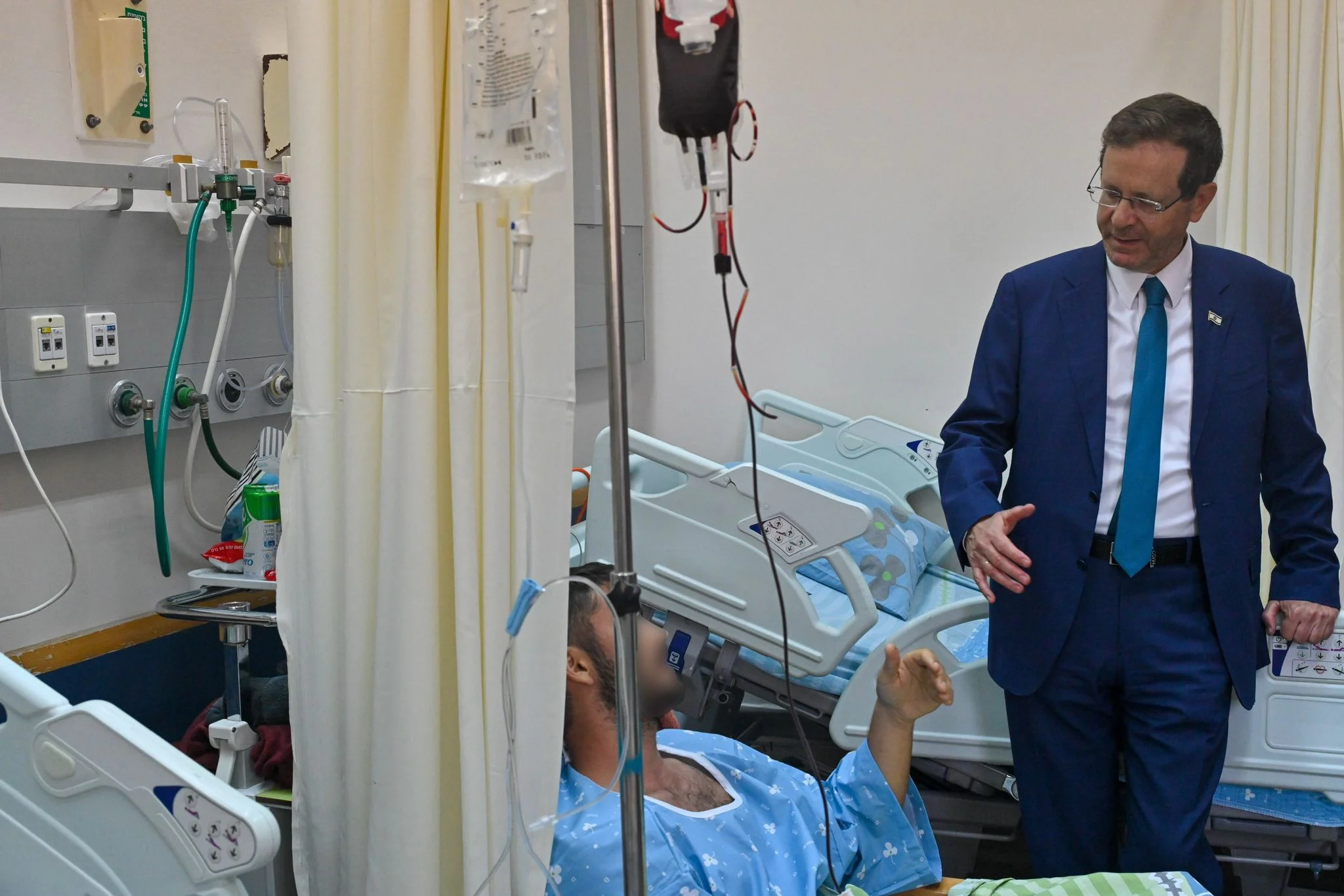 הרצוג ביקר פצועים בסורוקה: "אף אחד לא יוכל לנו" הרצוג ביקר פצועים בסורוקה: "אף אחד לא יוכל לנו"