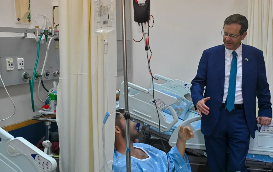 הרצוג ביקר פצועים בסורוקה: "אף אחד לא יוכל לנו" הרצוג ביקר פצועים בסורוקה: "אף אחד לא יוכל לנו"
