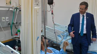 הרצוג ביקר פצועים בסורוקה: "אף אחד לא יוכל לנו"