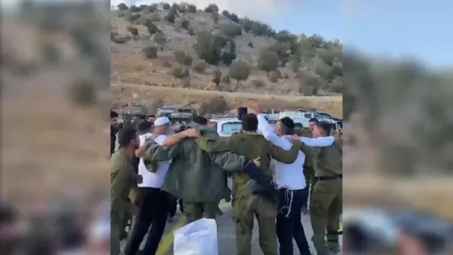 האחדות והמורל של החיילים שלנו גם אם זה באמצע שום מקום