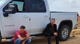 בלי בושה: תושבי רהט בזזו את רכבי הנרצחים