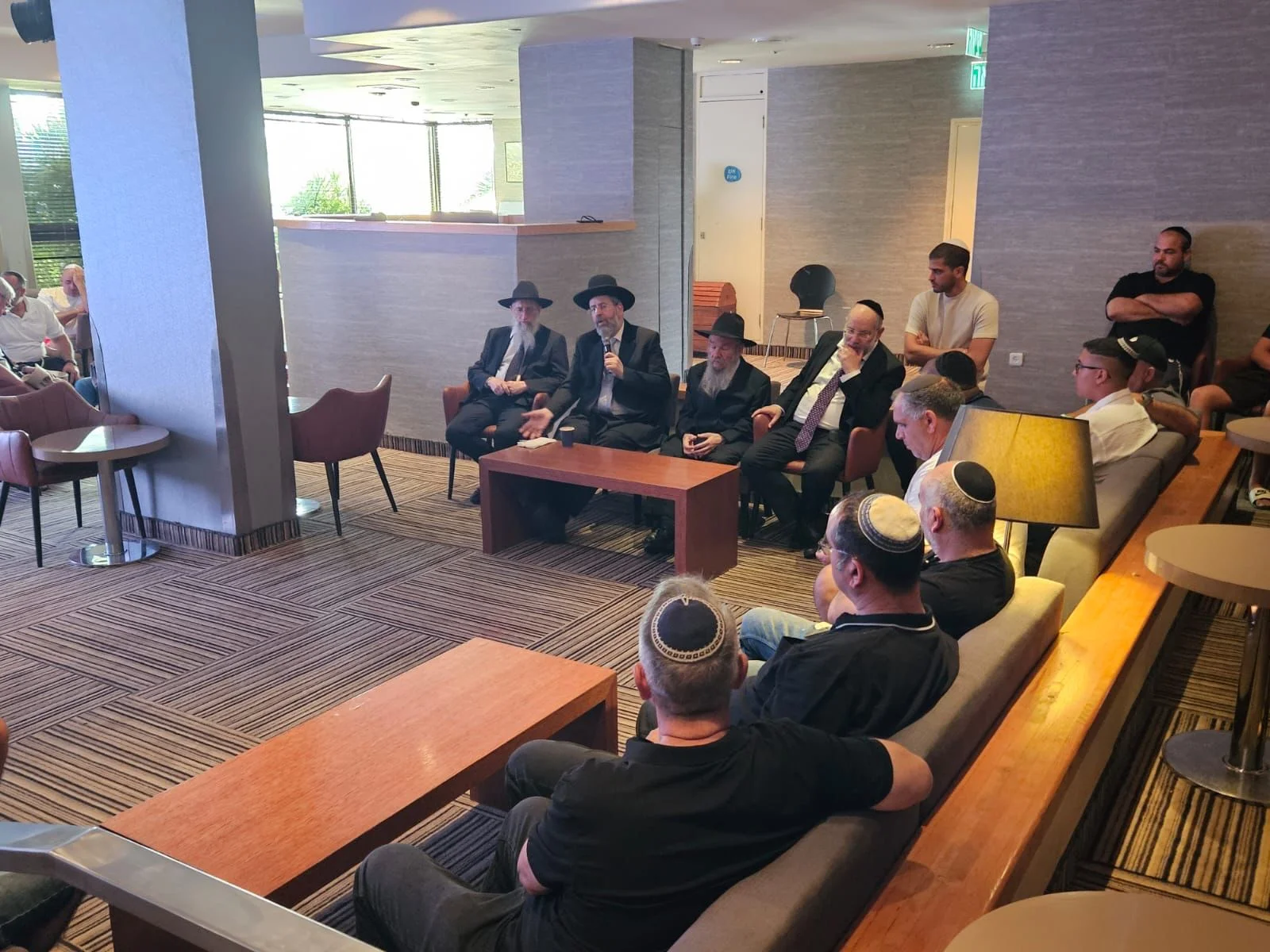 "מגויסים בכל עניין": הרב הראשי פגש את משפחות הניצולים "מגויסים בכל עניין": הרב הראשי פגש את משפחות הניצולים