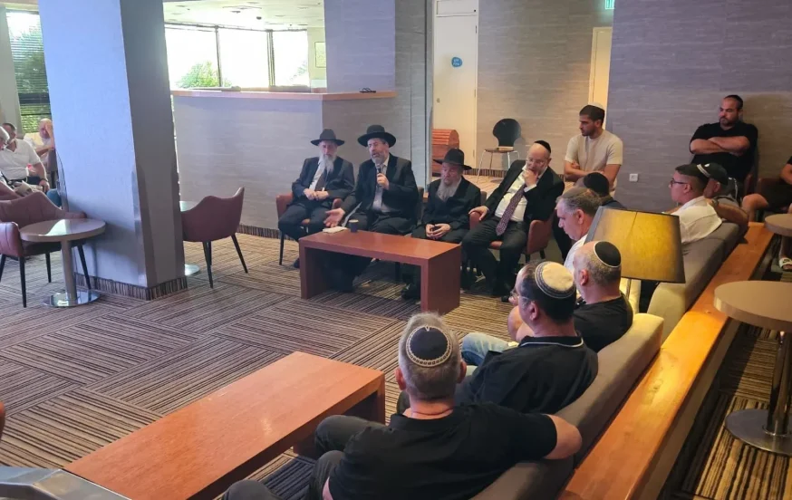"מגויסים בכל עניין": הרב הראשי פגש את משפחות הניצולים
