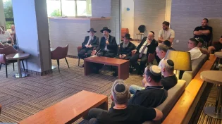 "מגויסים בכל עניין": הרב הראשי פגש את משפחות הניצולים