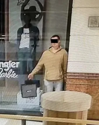 השודד התחזה לבובת ראווה ונעצר