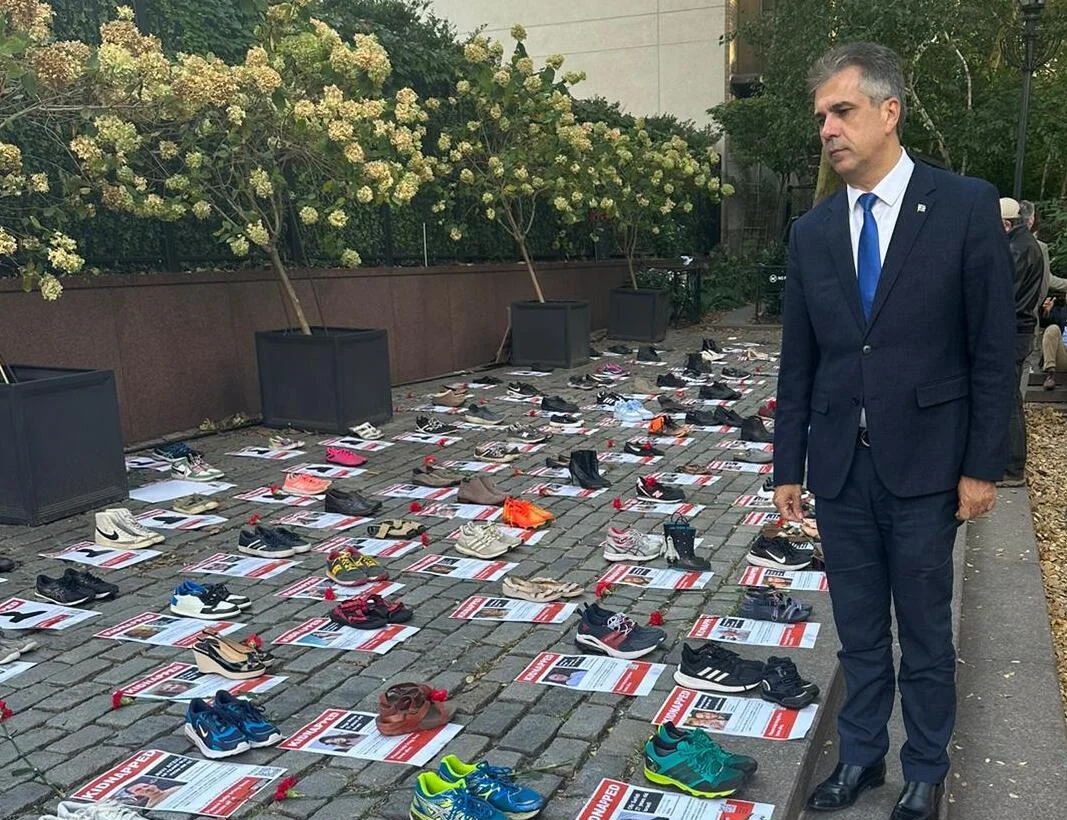 "החזירו אותם הביתה": מייצג הנעליים מול בניין האו"ם "החזירו אותם הביתה": מייצג הנעליים מול בניין האו"ם