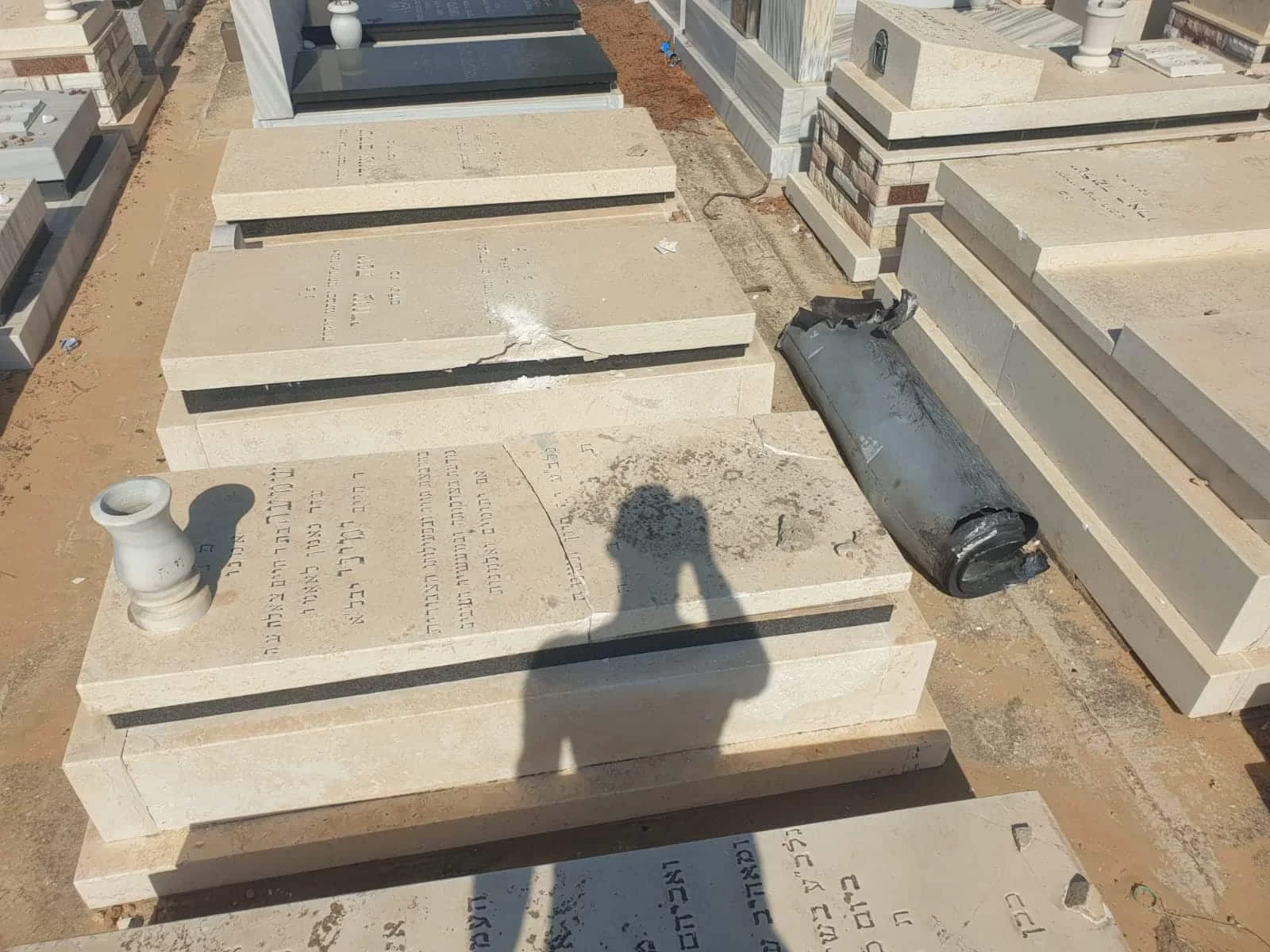 פגיעה בבית ובבית קברות: תוצאות המטח הכבד למרכז פגיעה בבית ובבית קברות: תוצאות המטח הכבד למרכז