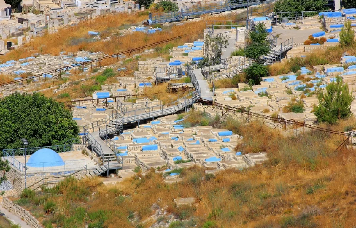 בעל הייסורים והבטחתו לכל מי שיפקוד את קברו