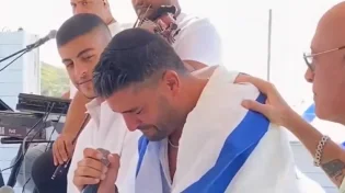 הזמר משה פרץ נקרע מבכי בזמן ששר את השיר "גיבור של אימא"