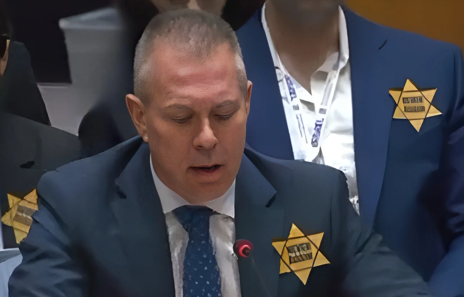 היסטוריה הכואבת: מדוע השגריר באו"ם החל לענוד טלאי צהוב? היסטוריה הכואבת: מדוע השגריר באו"ם החל לענוד טלאי צהוב?