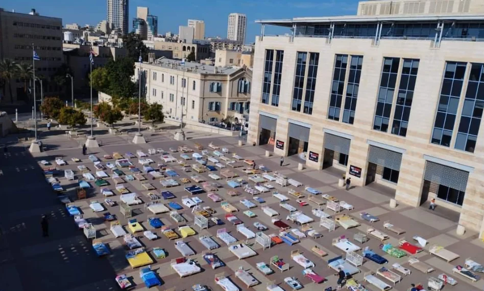 מצמרר: המיצג המטלטל של חברי קיבוץ ניר עוז, "המיטות הריקות" 