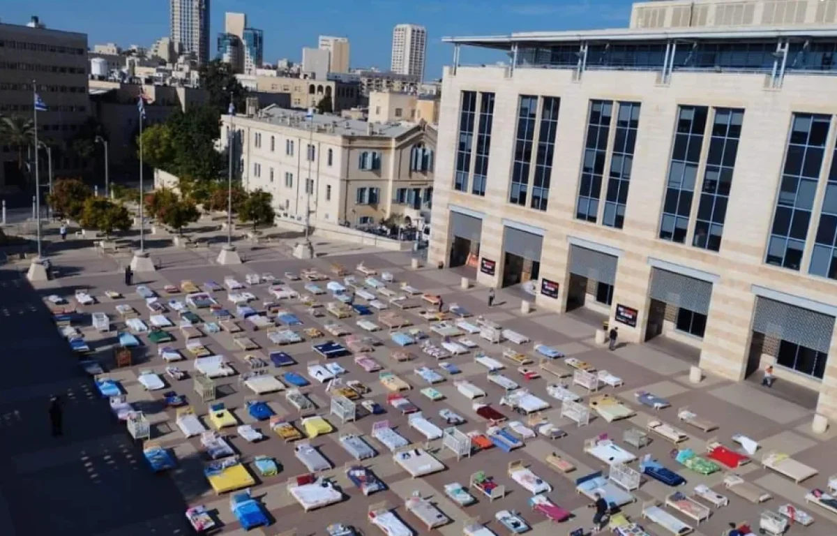 מצמרר: המיצג המטלטל של חברי קיבוץ ניר עוז, "המיטות הריקות" 