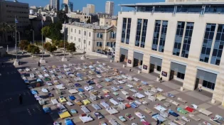 מצמרר: המיצג המטלטל של חברי קיבוץ ניר עוז, "המיטות הריקות"