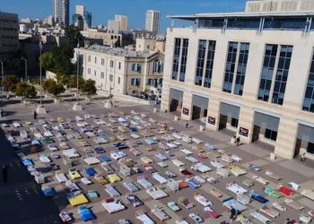 מצמרר: המיצג המטלטל של חברי קיבוץ ניר עוז, "המיטות הריקות" 