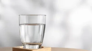 לא שותים מספיק מים ביום? זה יכול להוביל ל...חרדות
