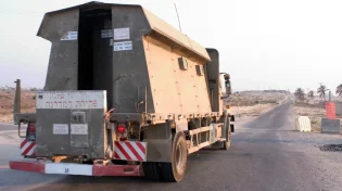 עשרות משאיות מלאות אספקה ותחמושת נכנסו מישראל לעזה - צפו