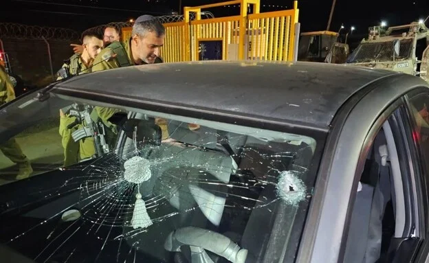 מחבלים ביצעו ירי לעבר רכב עם זוג ותינוק