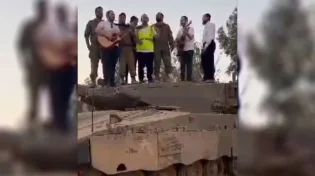 מרגש: ליפא וליפשיץ בשירת אני מאמין על הטנק בבארי