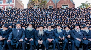 עוצמתי: אלפי השלוחים בשירת "אני מאמין" מול התקשורת העולמית
