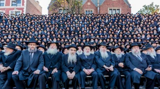 עוצמתי: אלפי השלוחים בשירת "אני מאמין" מול התקשורת העולמית