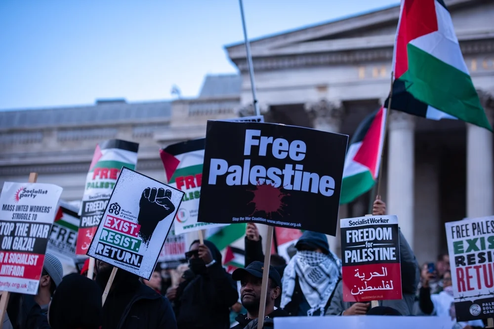 שרת הפנים של בריטניה פוטרה לאחר שגינתה את הפגנות תומכי חמאס 