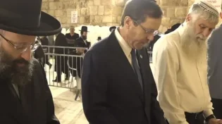 במעלות הקדושים: הנשיא בהדלקת נר זיכרון בכותל המערבי