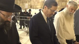 במעלות הקדושים: הנשיא בהדלקת נר זיכרון בכותל המערבי