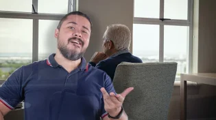 להתפאר בהורים שלנו. זה באמת כדאי?