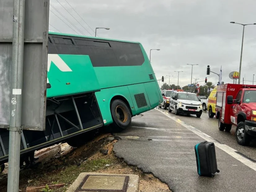 מזג האוויר הסוער: אוטובוס שהסיע 40 נוסעים סטה מהמסלול לתעלה