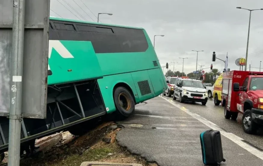 מזג האוויר הסוער: אוטובוס שהסיע 40 נוסעים סטה מהמסלול לתעלה מזג האוויר הסוער: אוטובוס שהסיע 40 נוסעים סטה מהמסלול לתעלה