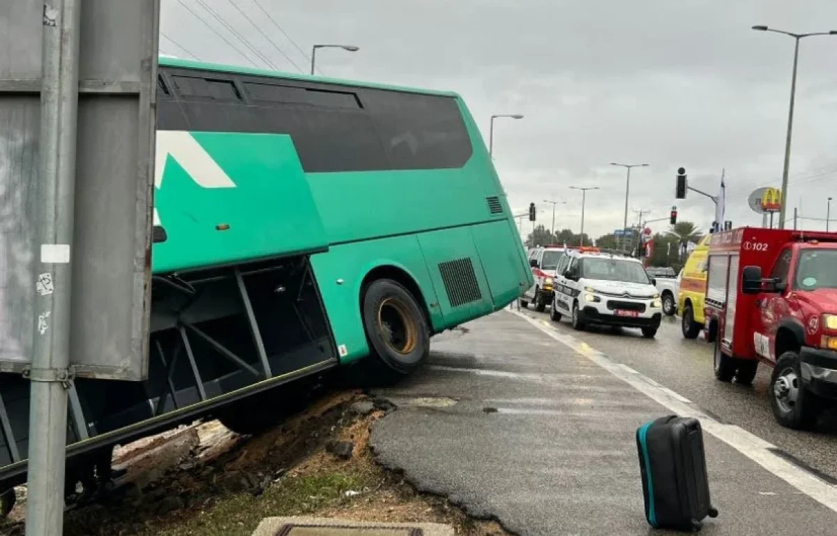 מזג האוויר הסוער: אוטובוס שהסיע 40 נוסעים סטה מהמסלול לתעלה