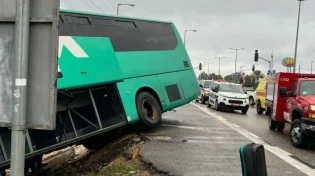 מזג האוויר הסוער: אוטובוס שהסיע 40 נוסעים סטה מהמסלול לתעלה