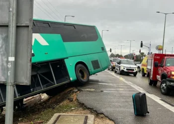 מזג האוויר הסוער: אוטובוס שהסיע 40 נוסעים סטה מהמסלול לתעלה