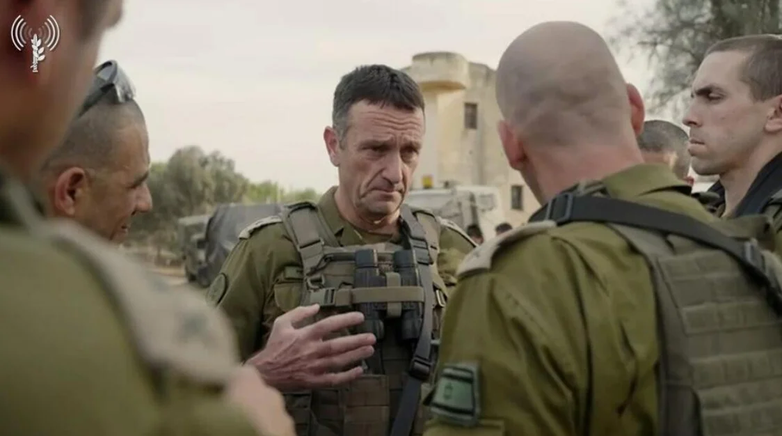 הרמטכ"ל נפגש עם הלוחמים בעזה: "לא מסיימים את המלחמה" הרמטכ"ל נפגש עם הלוחמים בעזה: "לא מסיימים את המלחמה"