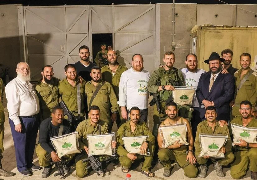 רגע מרגש בשדה הקרב: עשרות זוגות תפילין חולקו ללוחמים בעזה