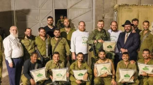 רגע מרגש בשדה הקרב: עשרות זוגות תפילין חולקו ללוחמים בעזה