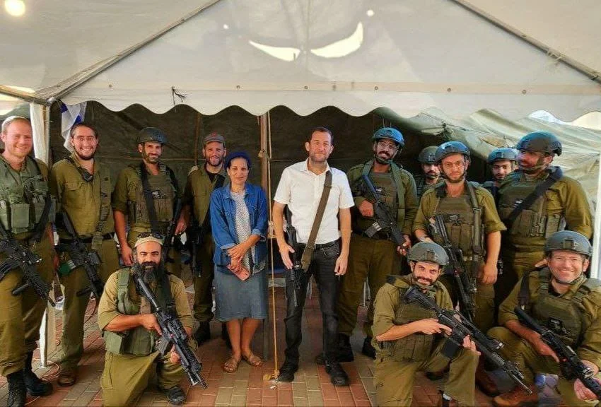 לאחר המחסור: ראש מועצה רכש מאות אפודים קרמיים וקסדות לכיתות 