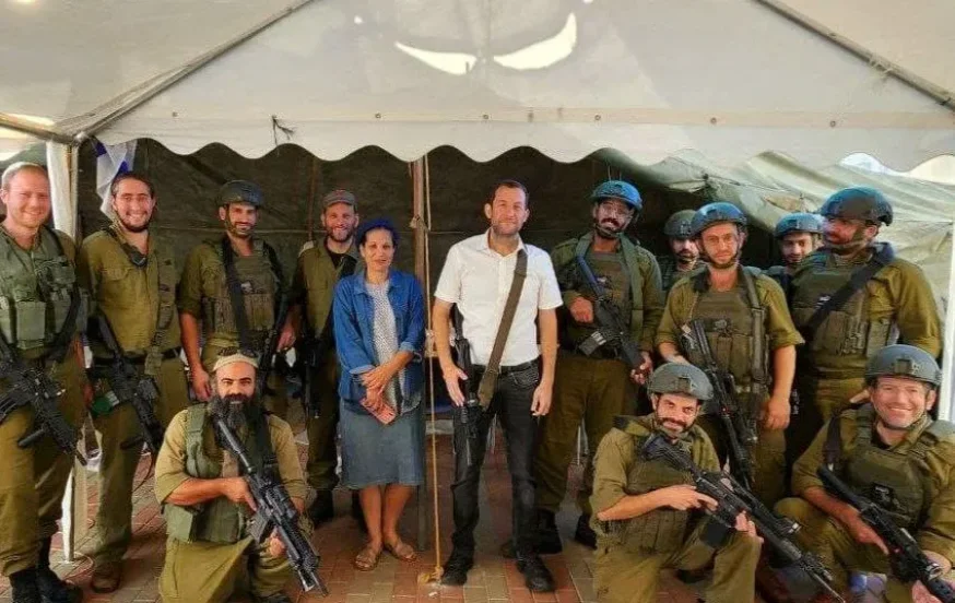 לאחר המחסור: ראש מועצה רכש מאות אפודים קרמיים וקסדות לכיתות לאחר המחסור: ראש מועצה רכש מאות אפודים קרמיים וקסדות לכיתות