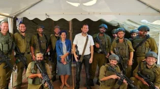 לאחר המחסור: ראש מועצה רכש מאות אפודים קרמיים וקסדות לכיתות
