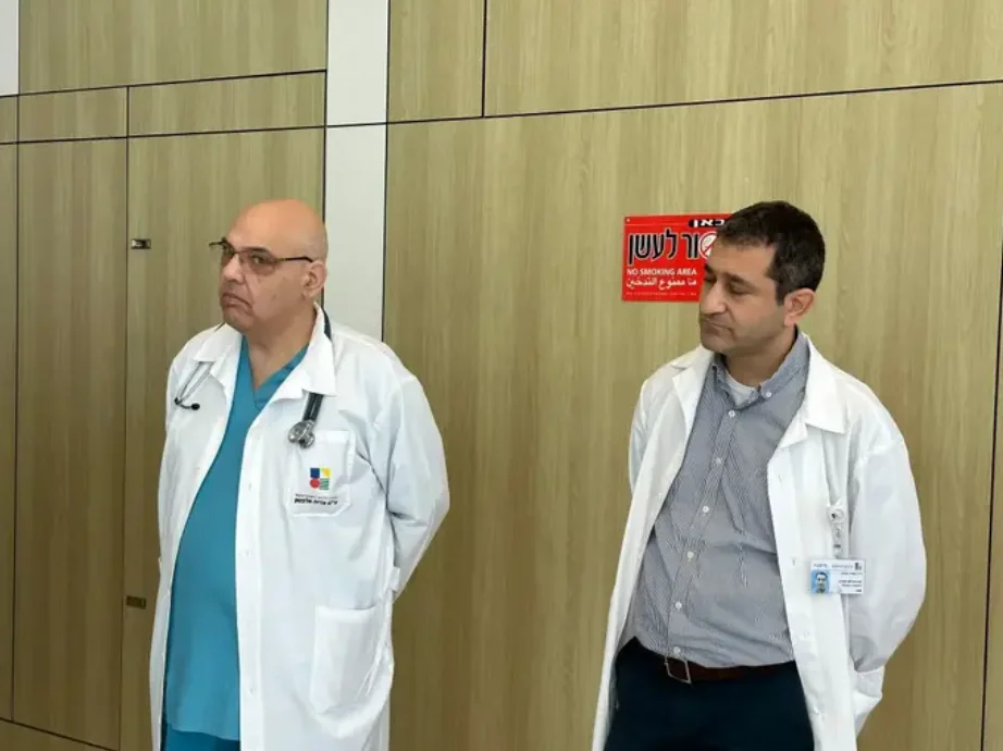 הרופאים שקלטו את החטופים בבית החולים: "הגיעו במצב תת תזונה" הרופאים שקלטו את החטופים בבית החולים: "הגיעו במצב תת תזונה"