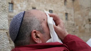 עלטה: למה שמע ישראל נאמר בעיניים עצומות ויד מעל?