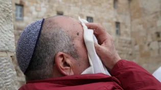 עלטה: למה שמע ישראל נאמר בעיניים עצומות ויד מעל?