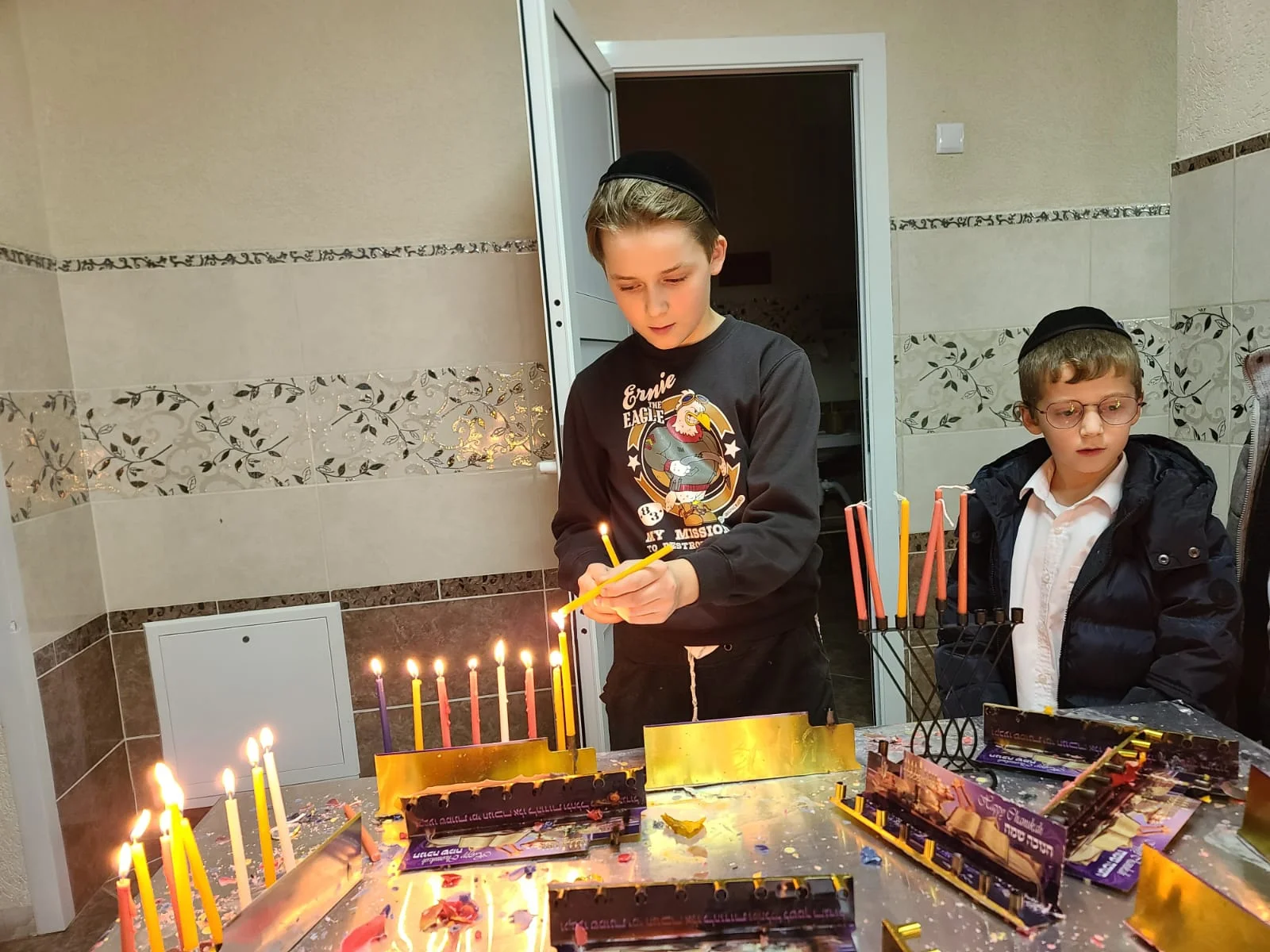 מאפלה לאורה: מאה אלף ערכות חנוכה יחולקו ליהודי אירופה