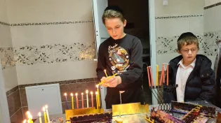 מאפלה לאורה: מאה אלף ערכות חנוכה יחולקו ליהודי אירופה