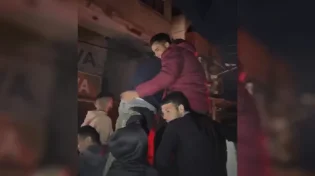 בדרך לישראל: תושבי עזה בניסיון לינץ' לרכב החטופים