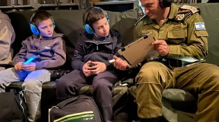 הסיפורים מהשבי נחשפים: הילד שחגג יום הולדת והילדה שלא דיברה