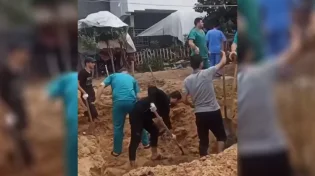 תיעוד: חפירת קברים להמוני ההרוגים בעזה 